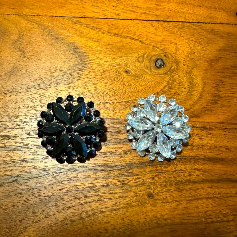 Crystal pins black and clear